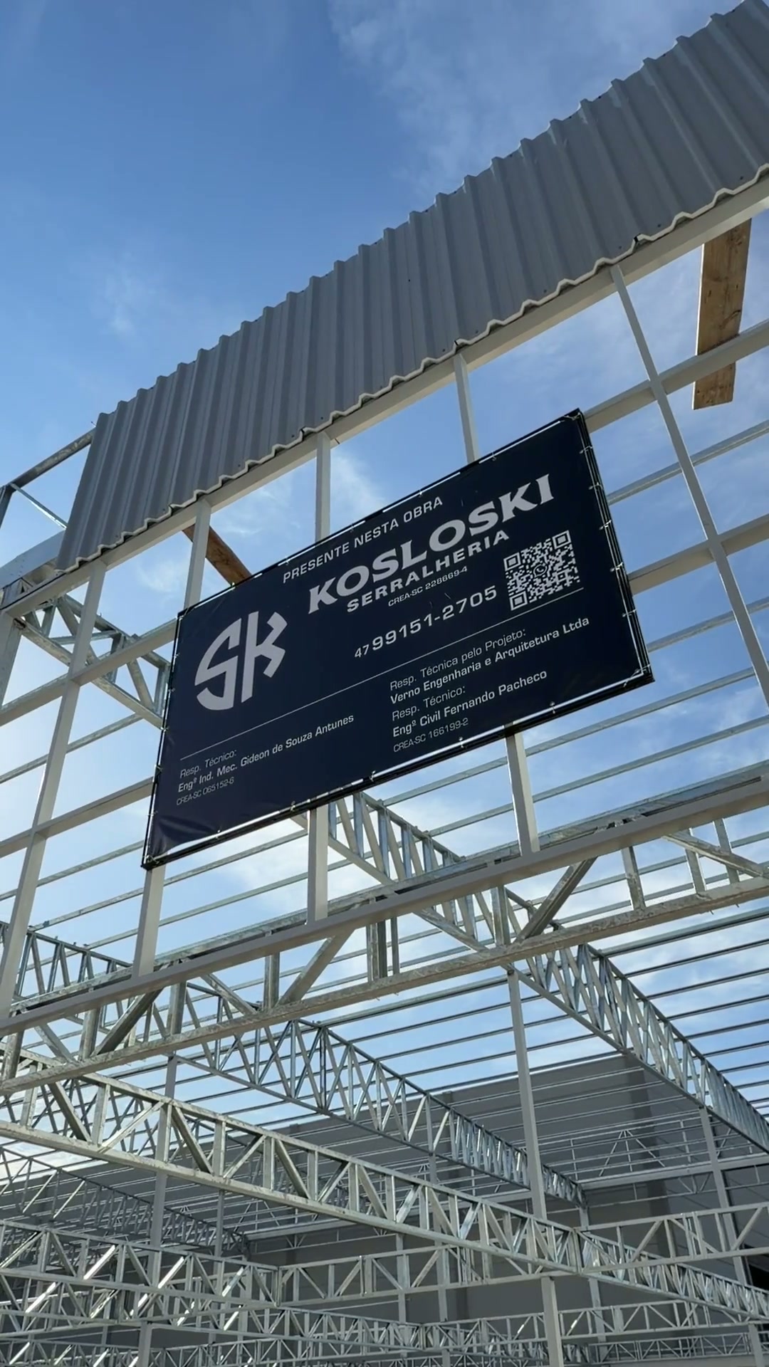 Placa da Kosloski Serralheria em galpão metálico em obra