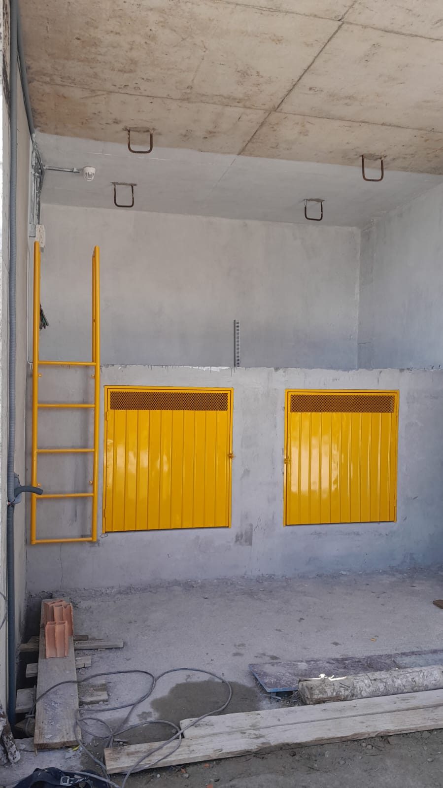 Escada marinheiro e porta industrial