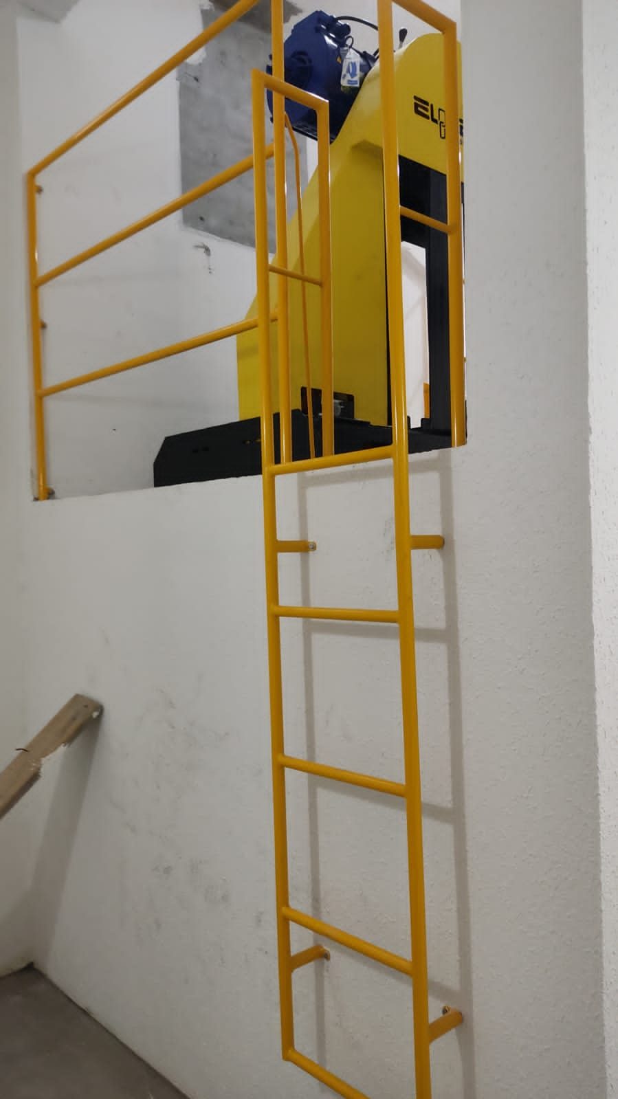 Escada marinheiro plataforma amarela
