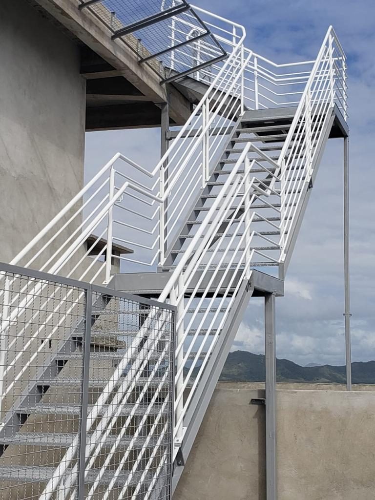 Escada metálica externa com patamar