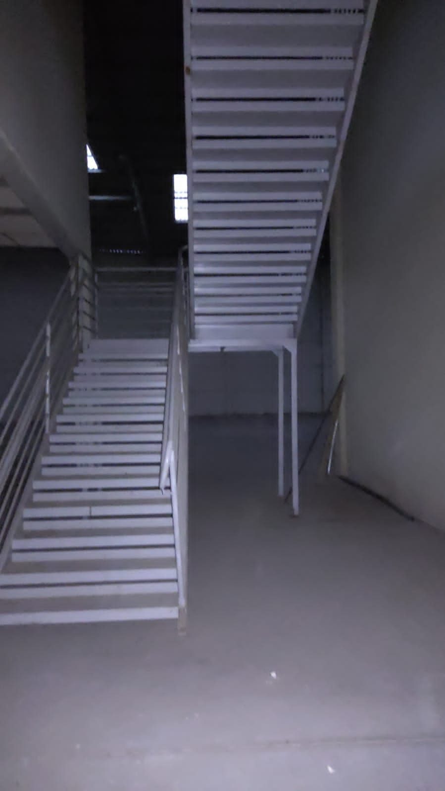 Escada metálica interna