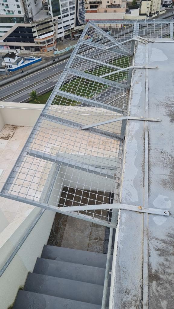 Bandeja proteção obra edifício