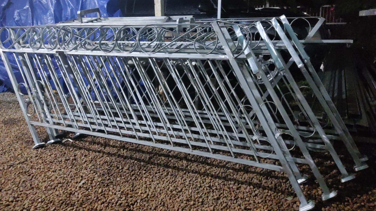 Peças galvanizadas na fábrica da Kosloski Serralheria em Itapema, SC